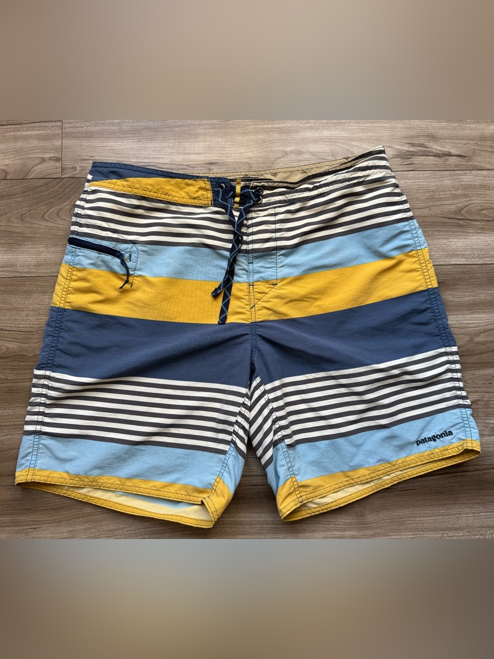 Patagonia® Men’s Wavefarer® Board
Shorts- 19'' Style #86621 Size 36 Striped